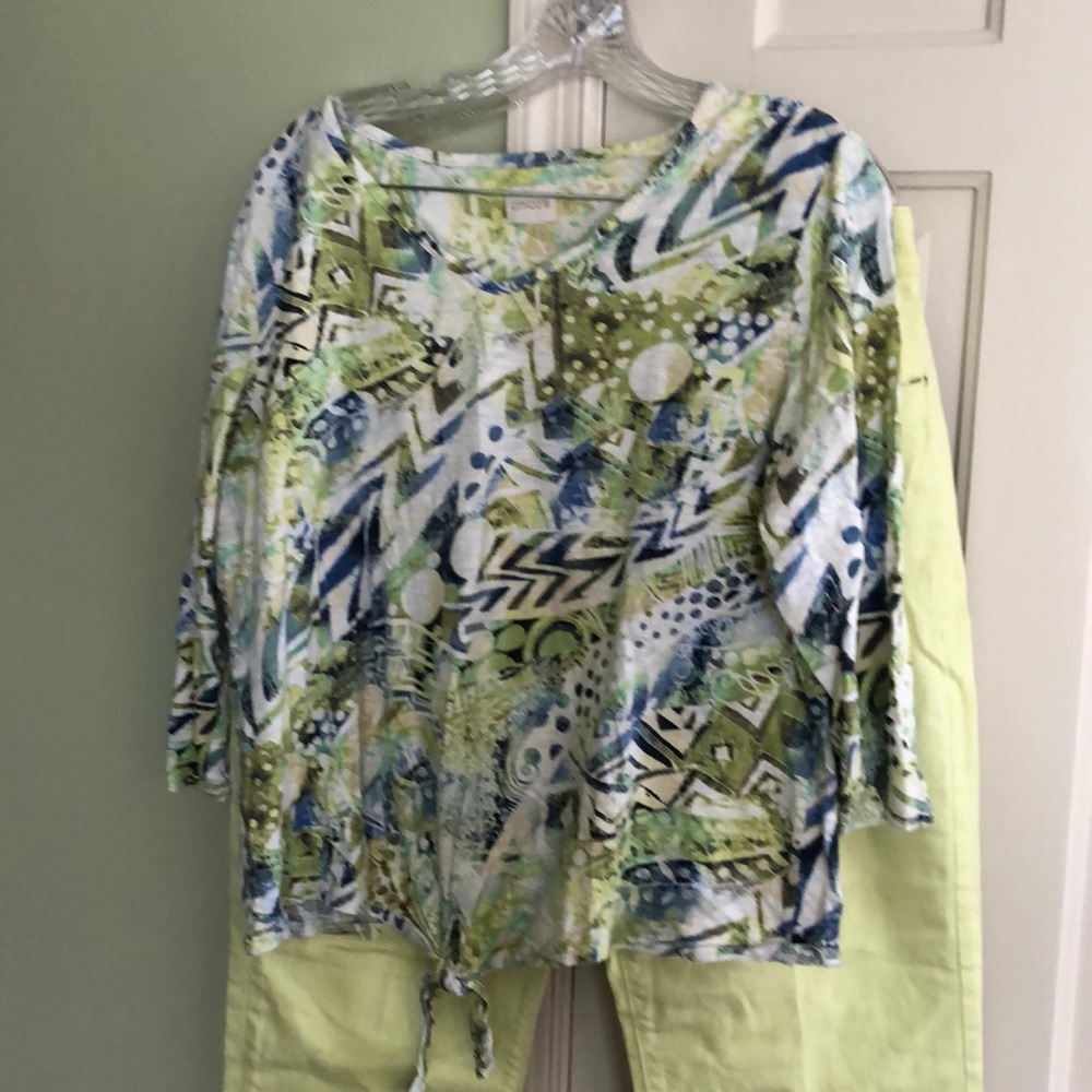 Chico’s LS v neck print kiwi